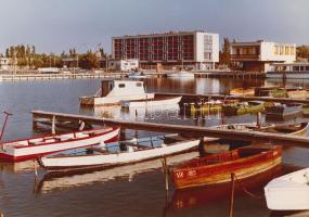 1974 Velencei-tó, Agárd, a Fejér megyei Állami Építőipari vállalat által épített Touring szálloda professzionális minőségű, vintage, építészeti fotója, feliratozva cég fotóalbumában volt, 19x27,5 cm