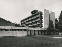 1974 Tihany, a Fejér megyei Állami Építőipari vállalat által épített üdülő külső fotója és belső felvétele a moziteremről, 2 db professzionális minőségű, vintage, építészeti fotográfia, feliratozva cég fotóalbumában volt, 21x27 cm
