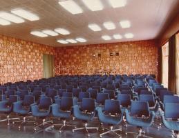 1974 Tihany, a Fejér megyei Állami Építőipari vállalat által épített üdülő külső fotója és belső fel...