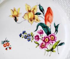 Tatai antik süteményes tányér, kézzel festett, jelzett, kopás nyomokkal, d:19 cm