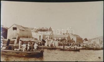 cca 1920 Partraszálló olasz tengerészcsapatok Lüssinpiccolóban, fotó, 6,5x11cm