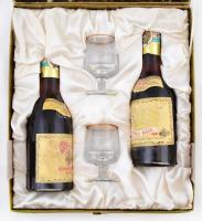 cca 1965 Tokaji aszú és szamorodni, két kisüveg pohárral kissé megviselt díszdobozban / Unopened bot...
