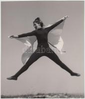 cca 1935 Arató Éva ugrása, Szöllősy Kálmán (1887-1976) pecséttel jelzett vintage fotója, Szentpál Olga iskolájának archívumából, 19,5x17 cm