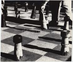 1968 Végh Elek: Utcai sakk, feliratozott vintage fotóművészeti alkotás, 18x21 cm