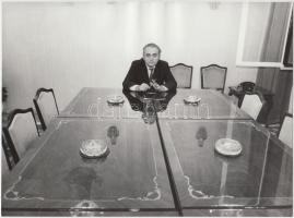 cca 1974 Demján Sándor (aki ma már Magyarország leggazdagabb polgára), Regős Gábor pecséttel jelzett vintage fotója, 18x24 cm