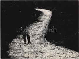 cca 1972 Gyulavári József: Út, feliratozott vintage fotóművészeti alkotás, 18x24 cm