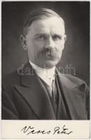 cca 1945 Veres Péter (1897-1970) író, politikus, honvédelmi miniszter (1947-1948), Bérci László vintage fotója, pecséttel jelzett, az aláírás eredeti, de fotóeljárással másolták a képre, 14x9 cm
