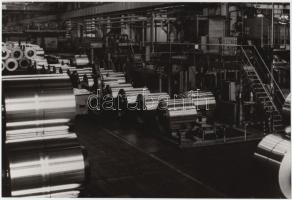 cca 1984 Székesfehérvár, Új üzemcsarnok a Könnyűfémmű területén, 16x23,5 cm