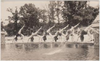1929 Budapest, Margitszigeti strand, Hidak egy lábon, feliratozott vintage fotó Szentpál Olga iskolájának archívumából, 8,5x14 cm