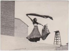 1934 Liebmann Béla (1899-1996): Bözsi kendővel, feliratozott vintage fotó Szentpál Olga iskolájának archívumából, 6,5x9 cm