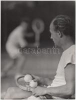 cca 1975 Zsigri Oszkár (1933-?): Teniszpályán, feliratozott vintage fotóművészeti alkotás a szerző hagyatékából, 24x18 cm