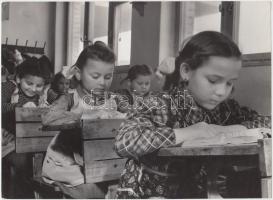 cca 1958 Botta Ferenc (1919-1968): Első osztályosok, feliratozott vintage fotóművészeti alkotás a szerző hagyatékából, 18x24 cm