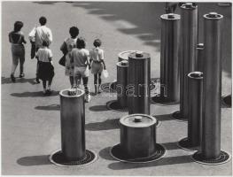 cca 1978 Gebhardt György (1910-1993): Turisták, feliratozott vintage fotóművészeti alkotás a szerző hagyatékából, 18x24 cm