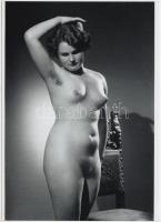 cca 1950 Demeter Károly (1892-1983) budapesti fényképész műtermi aktfelvételei, a szerző hagyatékába...