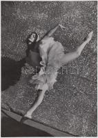 cca 1940 Balerina, jelzés nélküli vintage fotó Szendrő István (1908-2000) hagyatékából, 24x18 cm