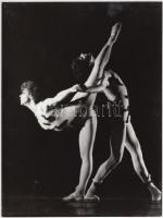 1978 Szegfű József: Balettjelenet, pecséttel jelzett vintage fotóművészeti alkotás, 24x18 cm