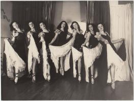 cca 1942 Argentínában turnézó magyar balett társulat Buenos Airesben készült vintage fényképe, Asbóth menedzser pecsétjével, + hozzáadva két szórólapot a fellépésről, 18x24 cm