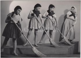 cca 1935 Leichtner Erzsébet vintage fotója Szentpál Olga gyermek tánccsoportjának tagjairól, pecséttel jelzett, 12x16,5 cm