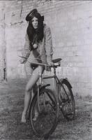 cca 1970 Maratoni tekerés előtti pillanatok, 5 db finoman erotikus fénykép, korabeli negatívokról ké...