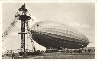 LZ 127. Graf Zeppelin der Deutschen Zeppelin-Reederei wird an den Ankermast gebracht / German airship