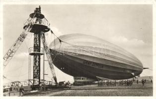 LZ 127. Graf Zeppelin der Deutschen Zeppelin-Reederei wird an den Ankermast gebracht / German airship