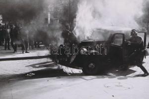 cca 1935 Kigyulladt autót oltanak a tűzoltók, 5 db korabeli negatívról készült modern nagyítások, 10...