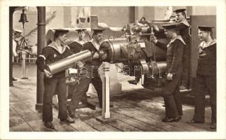 Matrosen beim Laden eines 15 cm Geschützes; Verlag Österreichische Adria Ausstellung / loading of a cannon, K.u.K. Kriegsmarine