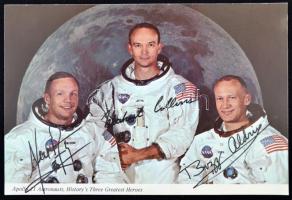 Neil Armstrong (1930-2012), Michael Collins (1930- ), Buzz Aldrin (1930- ) amerikai űrhajósok autopen aláírásai őket ábrázoló levelezőlapon /  Autopen signature of Neil Armstrong (1930-2012), Michael Collins (1930- ) and Buzz Aldrin (1930- ) American cosmonauts on postcard