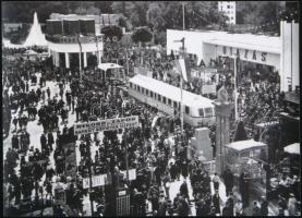 cca 1939 Budapest, Gyorssín-autóbusz a Ganz terméke, kiállítva a Budapesti Nemzetközi Vásáron, Fekete György (1904-1990) budapesti fényképész hagyatékában levő -vélhetően repró - negatív modern nagyítása, 10x15 cm