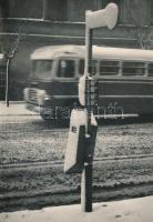 cca 1950 Autóbuszmegálló télen, jelzés nélküli vintage fotóművészeti alkotás Fekete György hagyatékából, 29x20,5 cm