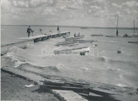 1959 Czakó László: A Balaton nappal, díjazott, feliratozott vintage fotóművészeti alkotás, 18x24 cm