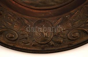 cca 1900 öntött vas dísztál,  vadász életképpel, jelzés nélkül, jó állapotban / Cast iron wall-plate...