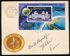 Alan Shepard (1923-1998), Edgar Mitchell (1930- ) és Stuart Roosa (1933-1994) amerikai űrhajósok aláírásai első napi emlékborítékon /  Signatures of Alan Shepard (1923-1998), Edgar Mitchell (1930- ) and Stuart Roosa (1933-1994) American astronauts on first day envelope