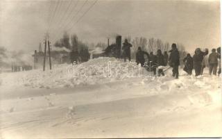 1931 Fonyód, Vasútállomás; a sínek megtisztítása a hóakadálytól, Bellainé fényképész photo