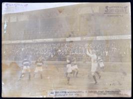 cca 1924-1925 FTC-DVTK mérkőzés, feliratozva, Radóczy felvétele, pecséttel jelzett (Nemzeti Sport Kiadóhivatala), megviselt állapotban, 18×24 cm