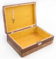 Faragott fa doboz, jó állapotban, kulccsal, 25x17x8 cm