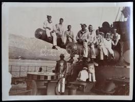 cca 1916 Tengerészek az S.M.S. Erzherzog Karl osztrák-magyar hadihajó fedélzetén / cca 1916 S.M.S. Erzherzog Karl sailors on the deck of the Austro-Hungarian ship k.u.k. Kriegsmarine fotó 12x9 cm