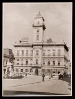 Szőllőssy Kálmán (1887-1976): Kormáromi városháza a Klapka szoborral. Pecséttel jelzett fotó. 18x24 cm