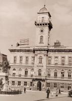 Szőllőssy Kálmán (1887-1976): Kormáromi városháza a Klapka szoborral. Pecséttel jelzett fotó. 18x24 ...