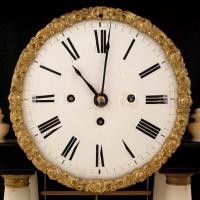 1850 körül: Biedermeier asztali óra, alabástrom oszlopokkal, negyedütős szerkezettel, korona járatta...