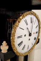 1850 körül: Biedermeier asztali óra, alabástrom oszlopokkal, negyedütős szerkezettel, korona járatta...