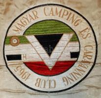 1965 Magyar Camping és Caravanning Club, nagyméretű, hímzett selyem zászló, kissé elszíneződött,  12...