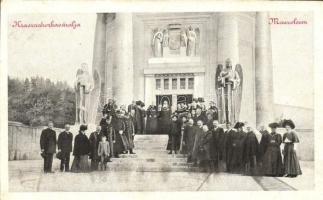 Krasznahorkaváralja, Krásnohorské Podhradie; Mauzóleum, a csoportképen csendőrökkel / mausoleum, gendarmes in the group (EK)