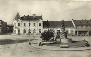 Bán, Bánovce nad Bebravou; Fő tér, Hősök emlékműve / main square, monument (EK)