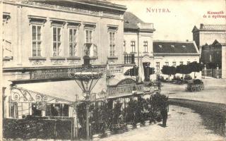 Nyitra, Kossuth tér, Guttmann Izidor Pilzeni sörcsarnoka és étterme, Einzinger József üzlete / square, beer hall and restaurant, shop (panorámalap fele / half of a panoramacard)