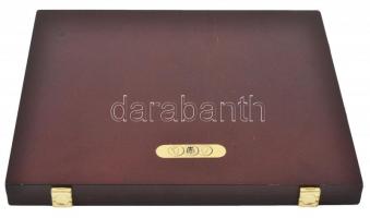 Fa borítású, bársony bélésű érmetartó kazetta 14db, több klf méretű férőhellyel, középen nagyobb hel...