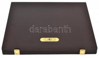 Fa borítású, bársony bélésű érmetartó kazetta 14db, több klf méretű férőhellyel, középen nagyobb hel...