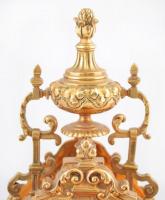 XIX. sz. második fele: Díszes bronz asztali ingaóra, jelzett, számozott szerkezettel. Felet és egész...