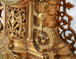 XIX. sz. második fele: Díszes bronz asztali ingaóra, jelzett, számozott szerkezettel. Felet és egész...