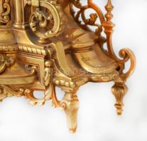 XIX. sz. második fele: Díszes bronz asztali ingaóra, jelzett, számozott szerkezettel. Felet és egész...